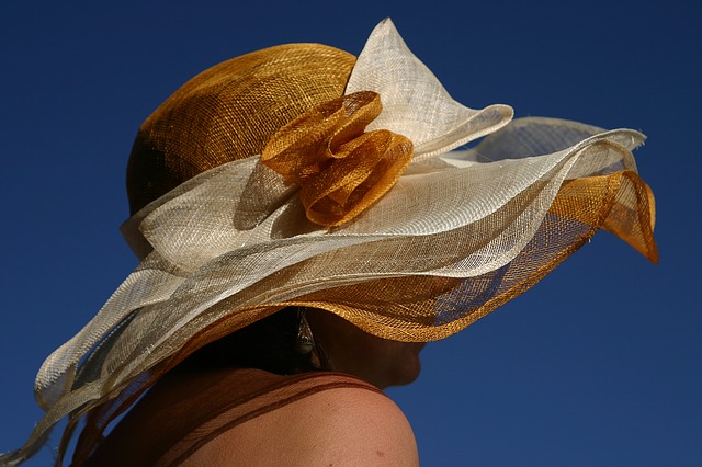 módní klobouk v okrové barvě