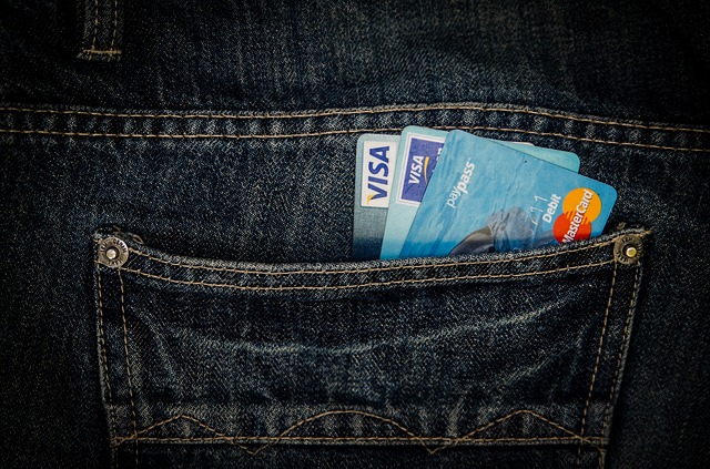 platební karty v zadní kapse
