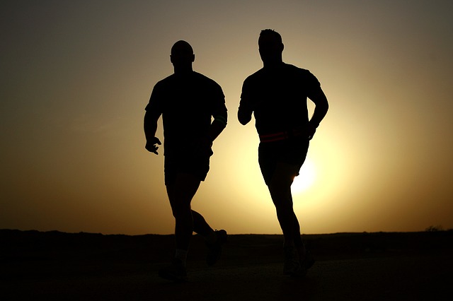 běžci při západu slunce