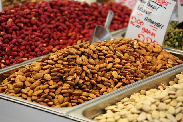 prodej ořechů na trhu