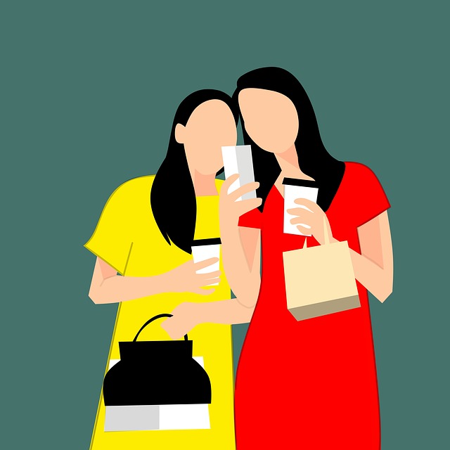 kreslené ženy držící telefony na šedém pozadí