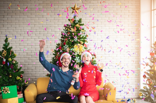 muž a žena slaví vánoce
