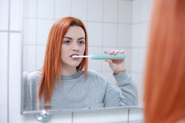 Žena čistící zuby